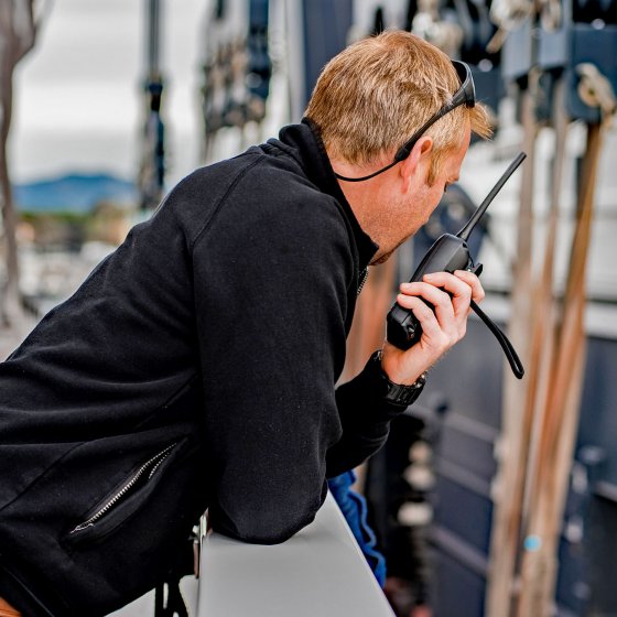 segelkurse kroatien mann funkgeraet